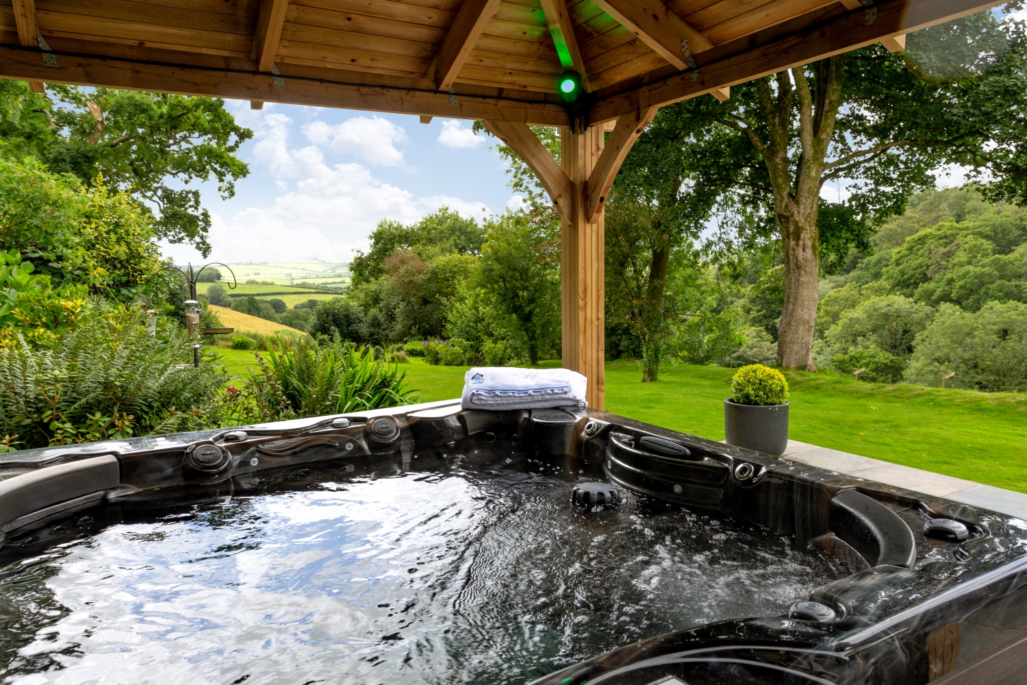 Luxury holiday cottage for 2 with hot tub in Cornwall