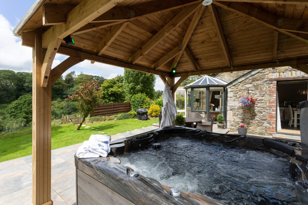 Dogfriendly holiday cottage for 2 in Callington, Cornwall with hot tub
