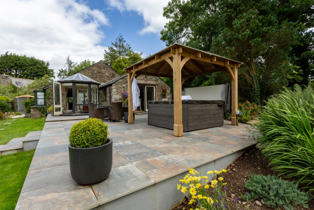 Dogfriendly holiday cottage for 2 in Callington, Cornwall with hot tub